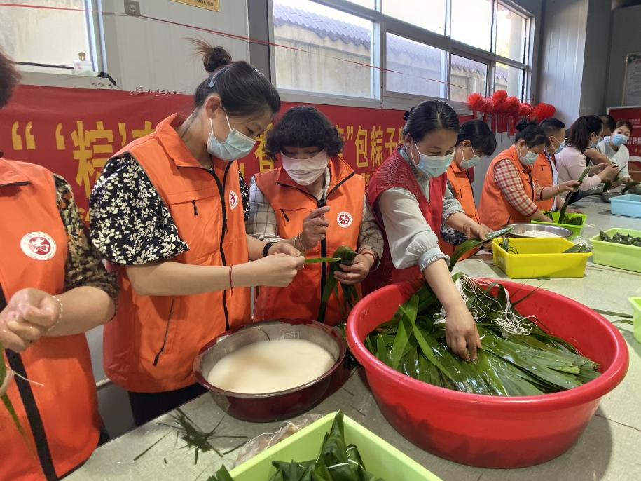 青口供電所黨支部聯(lián)合生產(chǎn)生活服務(wù)中心分會(huì )、黃沙坨社區，共同舉辦“悠悠艾草香 濃濃端午情”系列活動(dòng)。.png